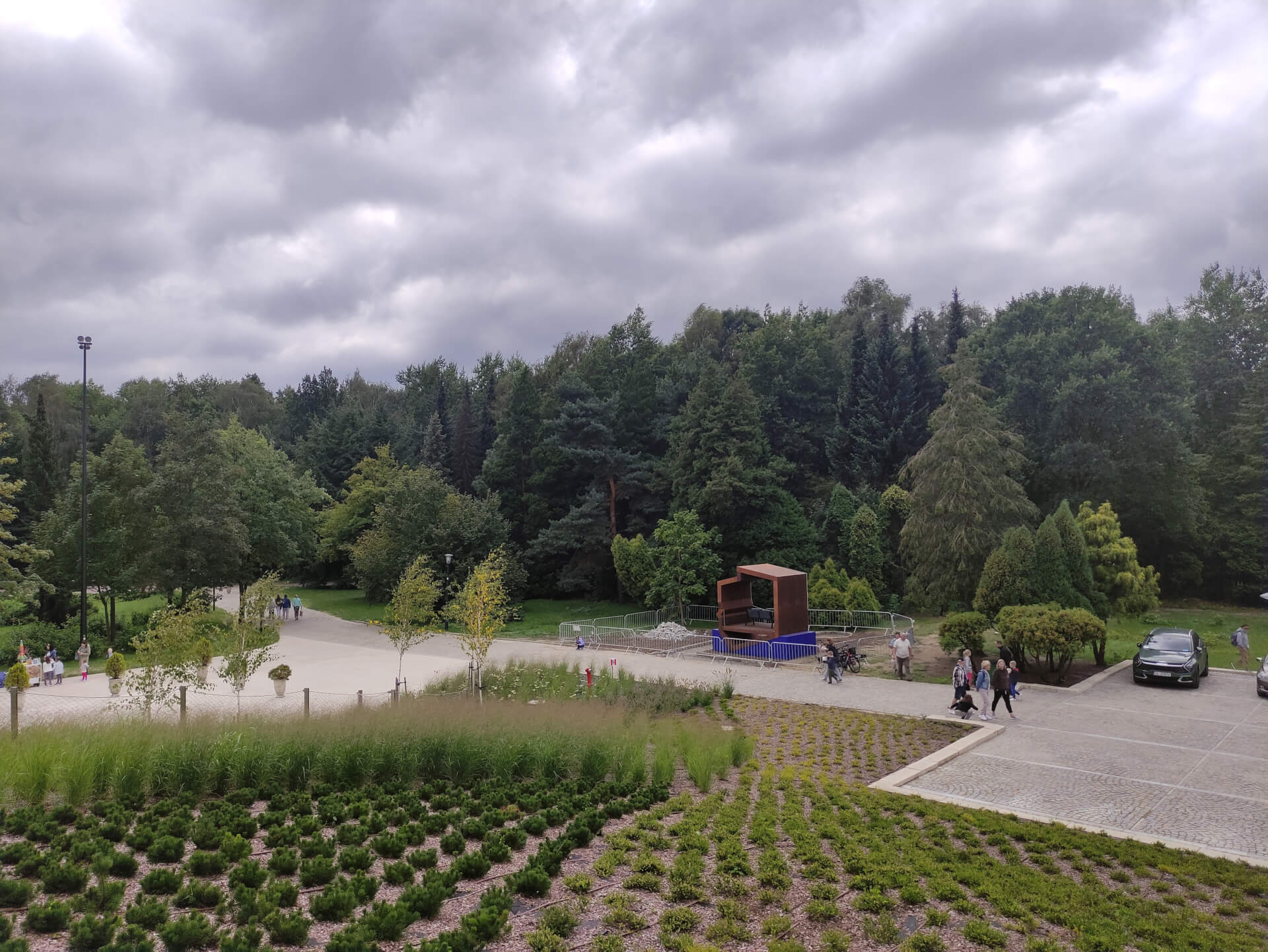 Patriotyczna ławka u stóp Planetarium w Chorzowie.