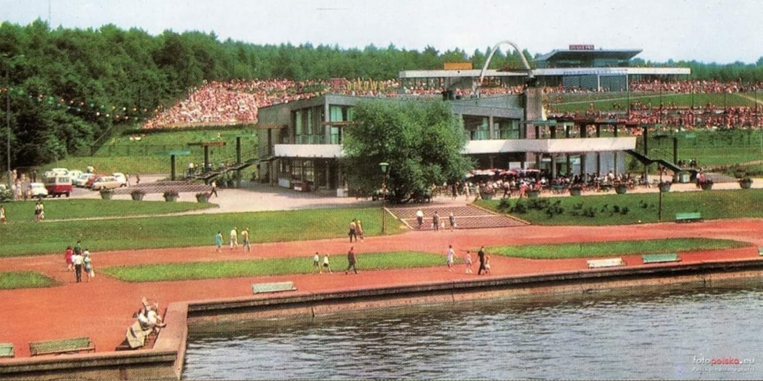 Kolorystyka ścieżek nawiązuje do traktów komunikacyjnych z ceglanej mączki, które otaczały Kanał Regatowy w latach 70-tych. Na drugim planie legendarna restauracja Marysin Dwór (dawna Parkowa)