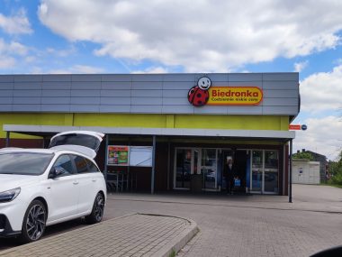 Rozbój w Biedronce w Czarnym Lesie. Klient złapał bandytę Rozbojarza obezwładnił jeden z klientów