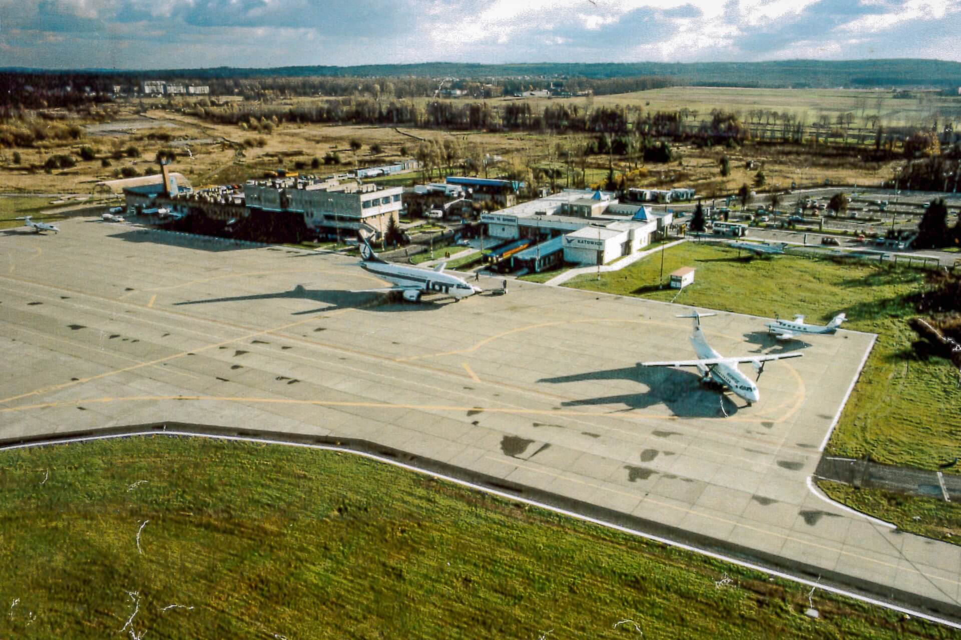 Lotnisko w Pyrzowicach w latach 90. XX wieku