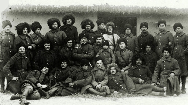 Grupa żołnierzy Armii Czynnej Ukraińskiej Republik Ludowej w polskich płaszczach wojskowych – przykład polskiej pomocy dla Semena Petlury (1920).