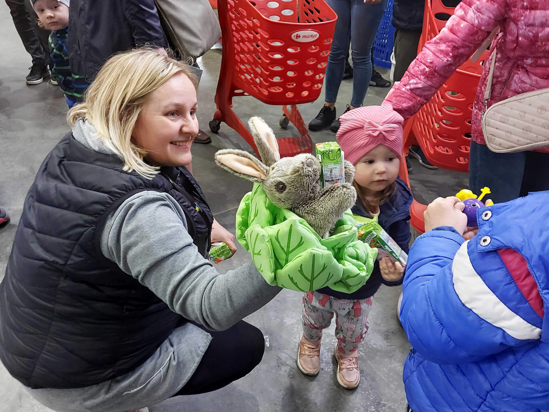 Wolontariuszka Lucyna pomaga dzieciom