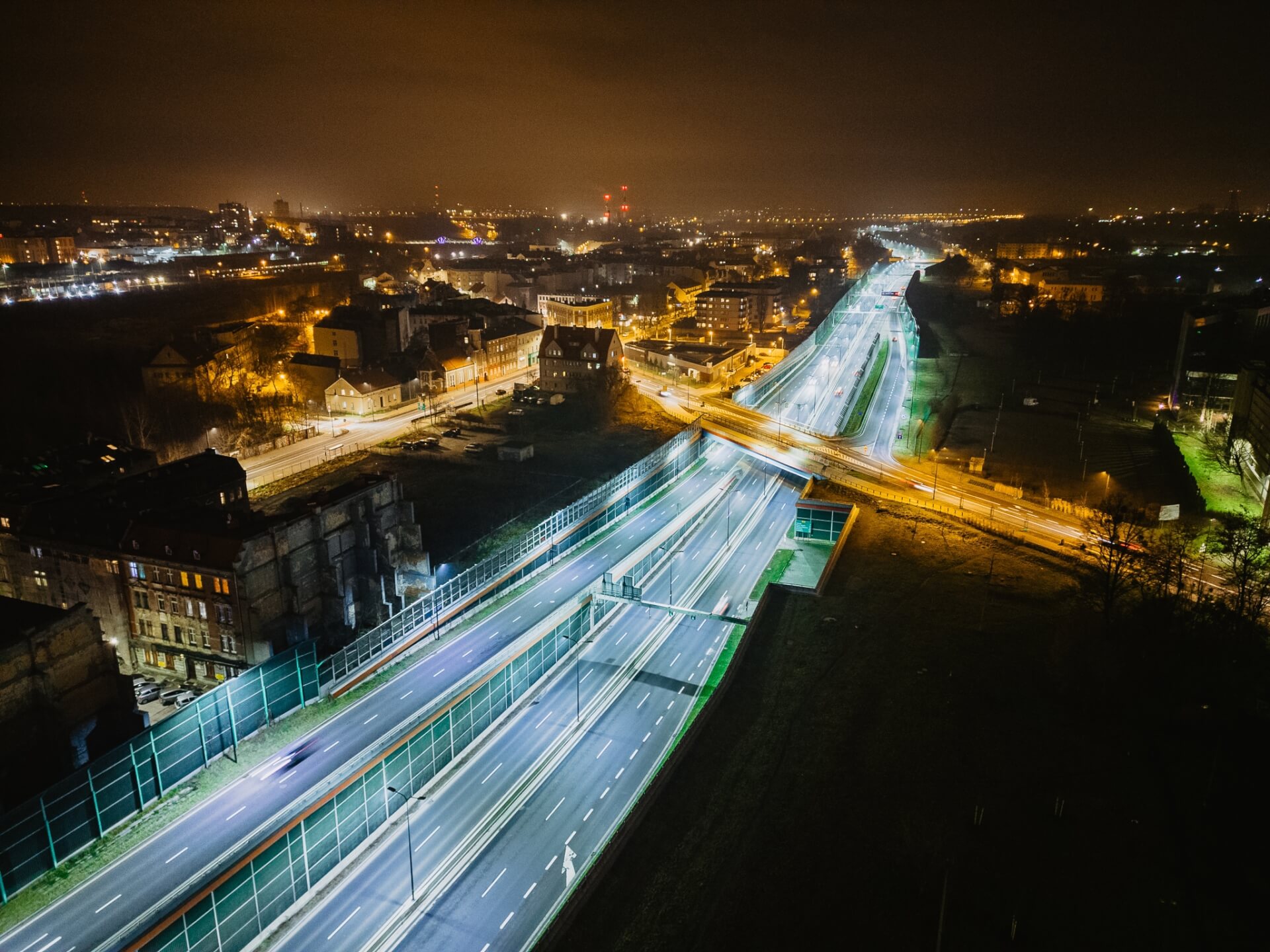 Gliwice nocą. Widok na wiadukt nad DTŚ ulica Konarskiego