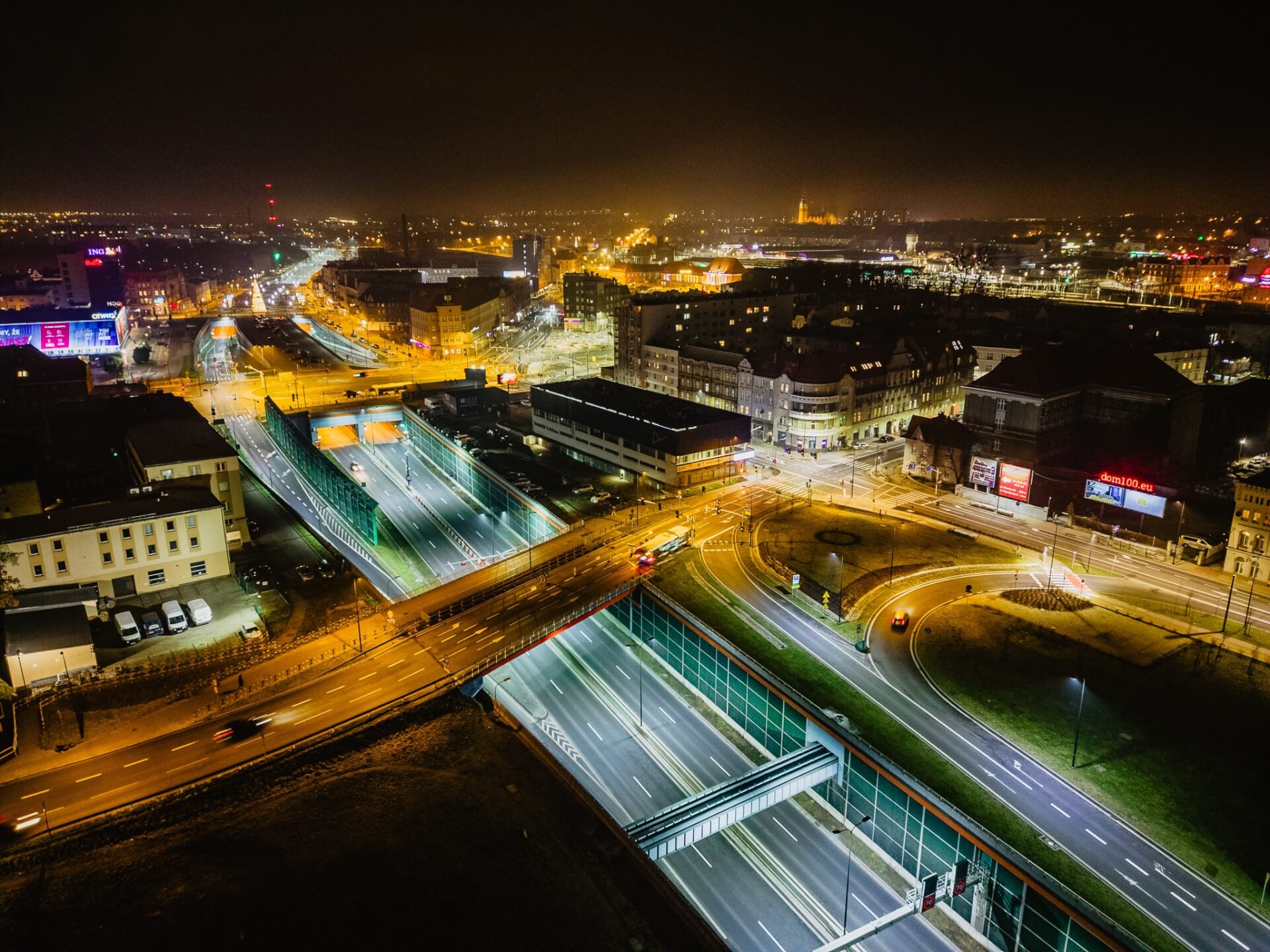 Gliwice nocą. Zdjęcie zrobione dronem