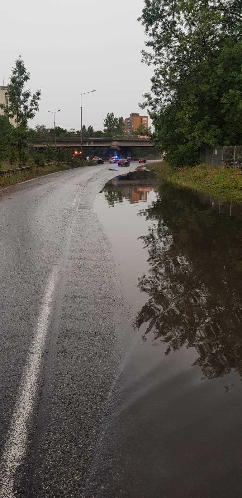 Zalana droga po ulewie w Sosnowcu