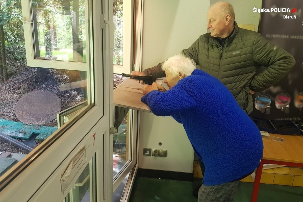 90-letnia Zofia z Bierunia na strzelnicy