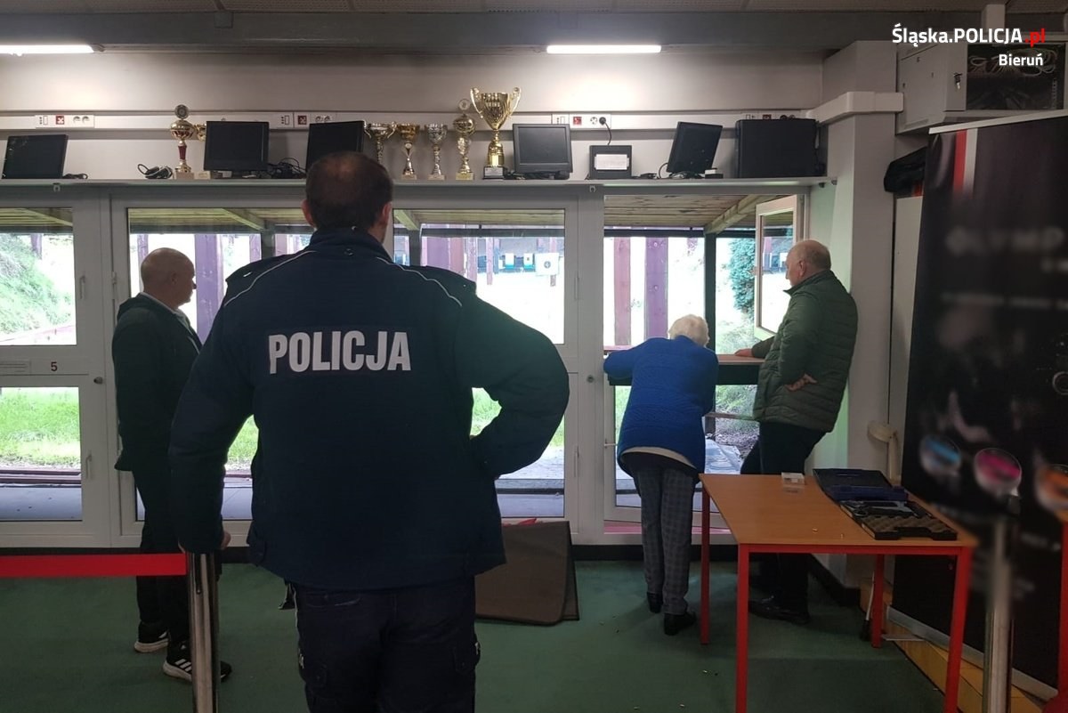 90-letnia Zofia z Bierunia na strzelnicy