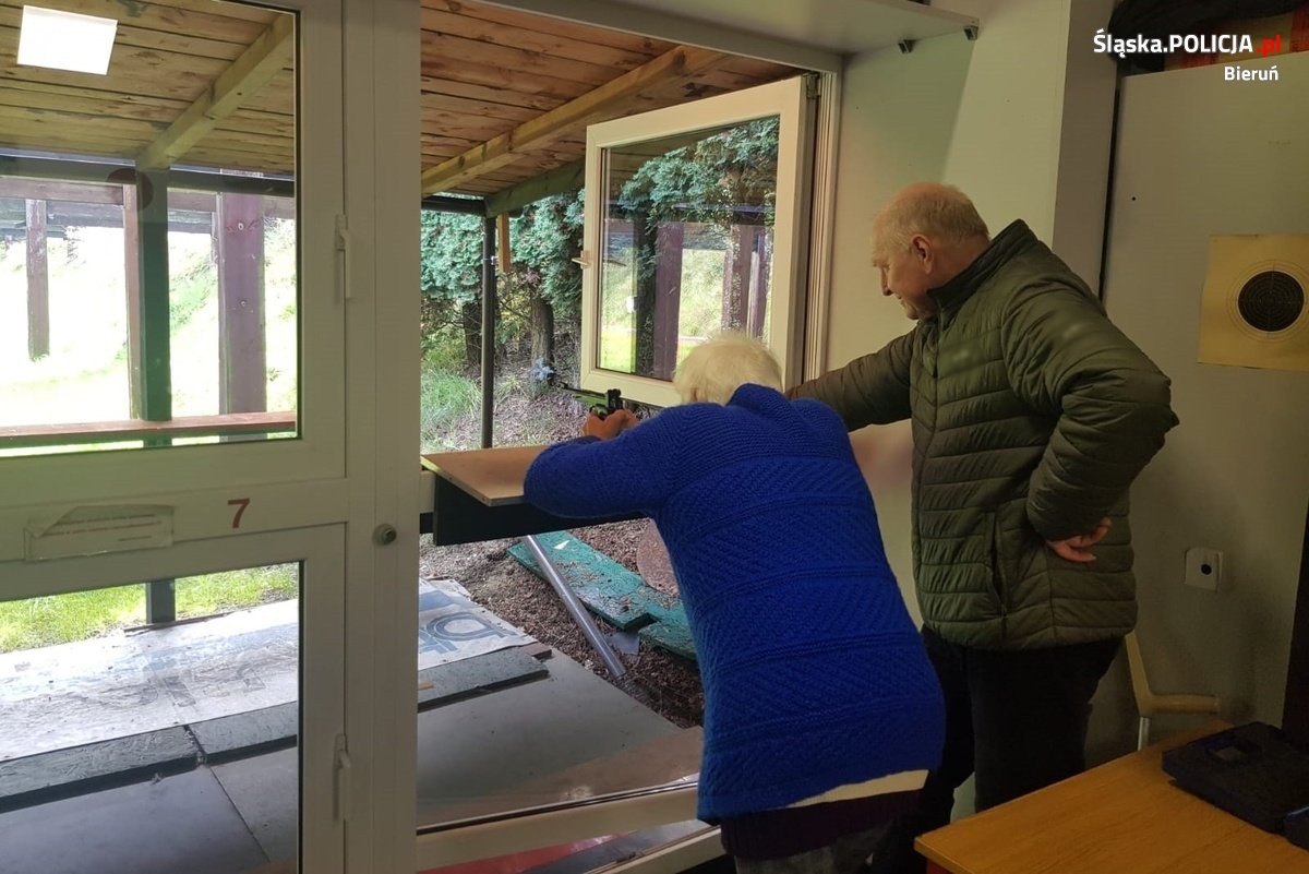 90-letnia Zofia z Bierunia na strzelnicy