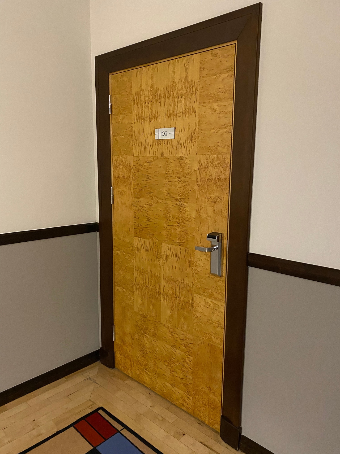 Drzwi apartamentu Kiepury w hotelu Monopol. Rok 2022
