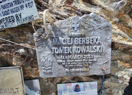 Tablica pamiątkowa Macieja Berberki i Tomasza Kowalskiego