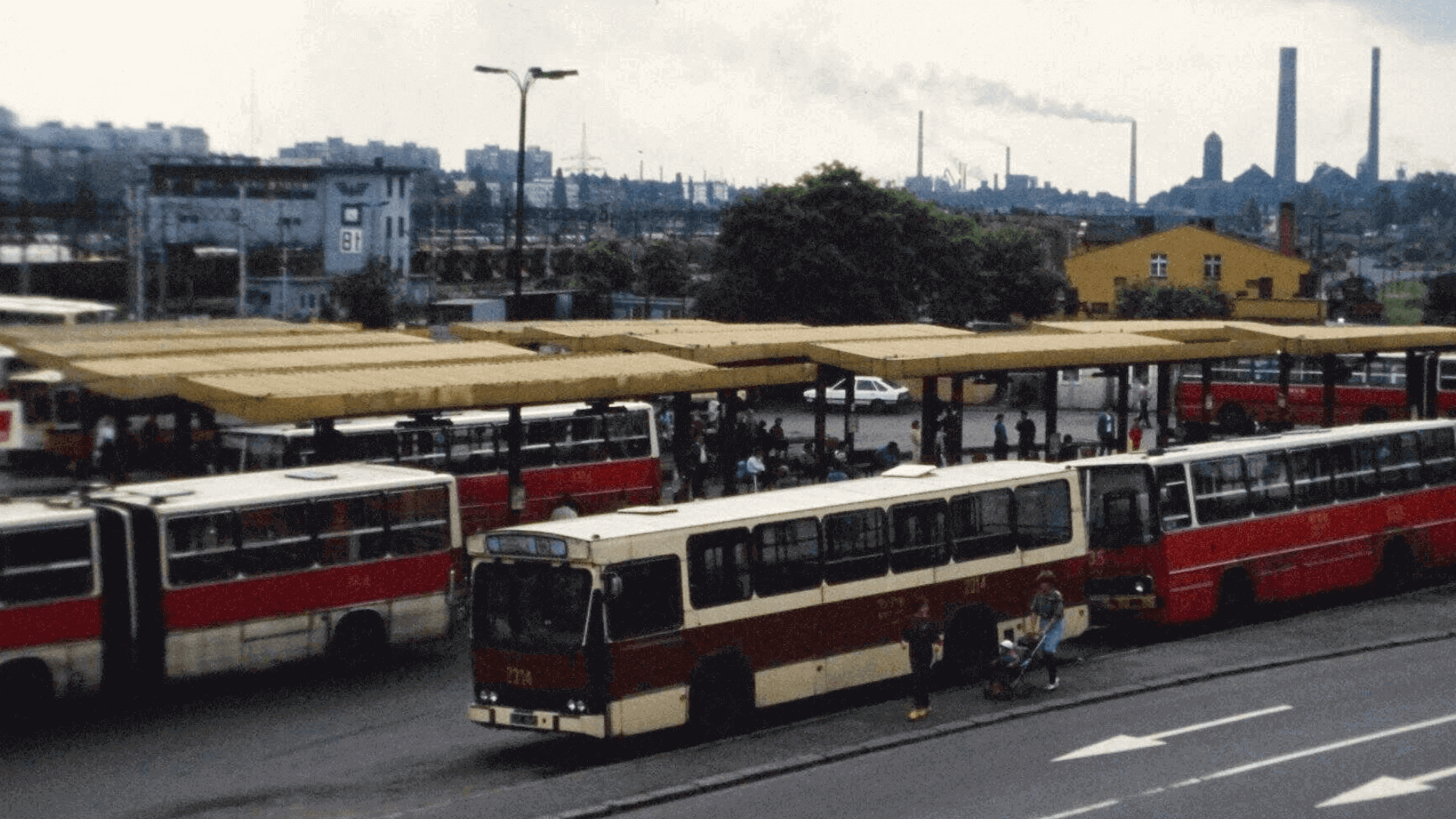 Dworzec autobusowy w Bytomiu w 1990 roku.