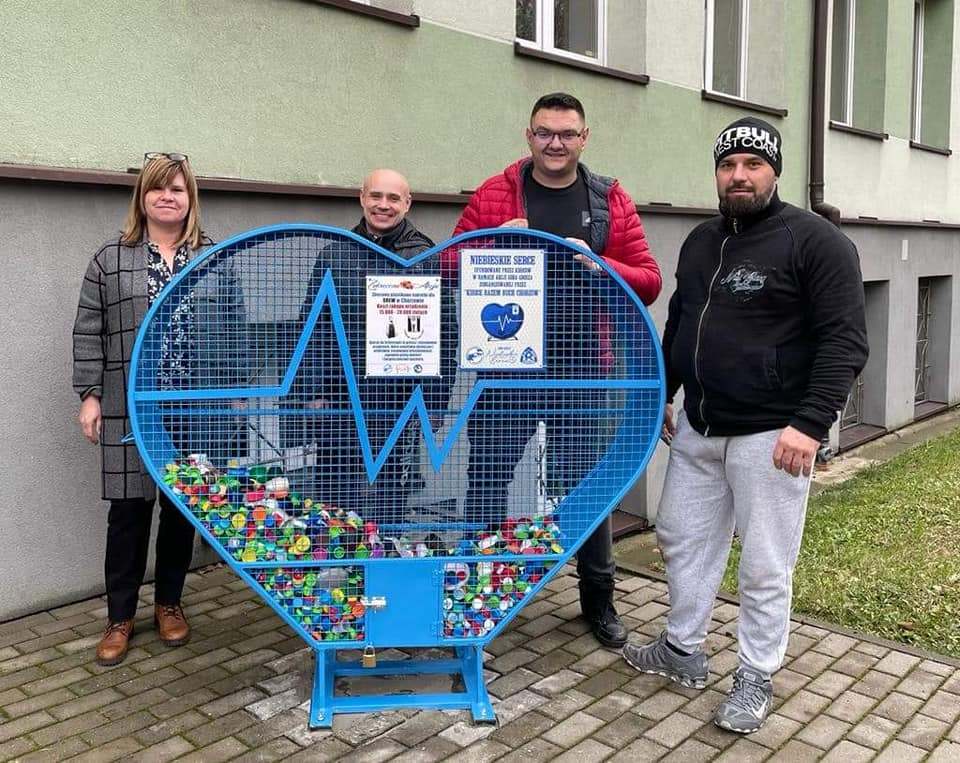 Chorzów. Niebieskie Serce. Kosz na zakrętki ufundowany przez kibiców «Ruchu». Listopad 2022.