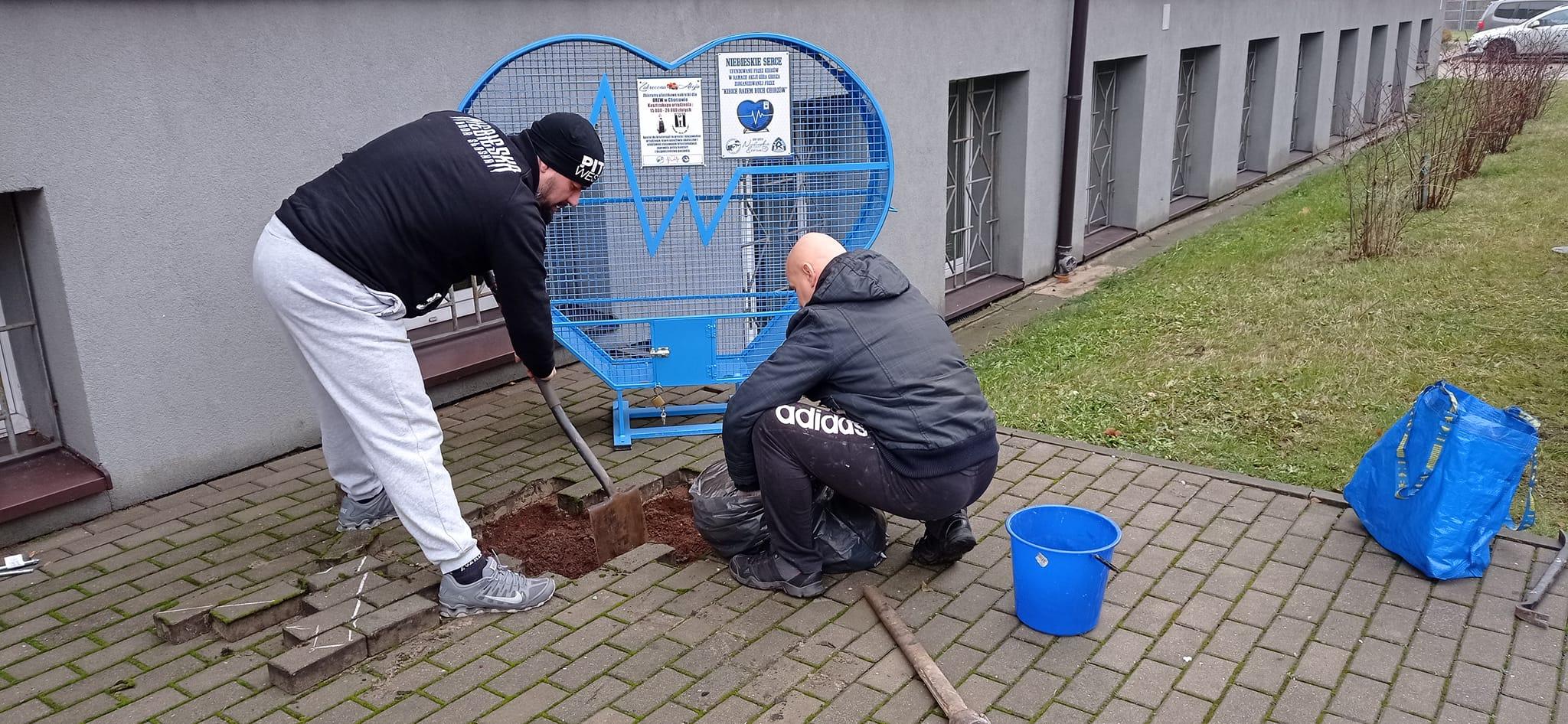 Chorzów. Niebieskie Serce. Kosz na zakrętki ufundowany przez kibiców «Ruchu». Listopad 2022.