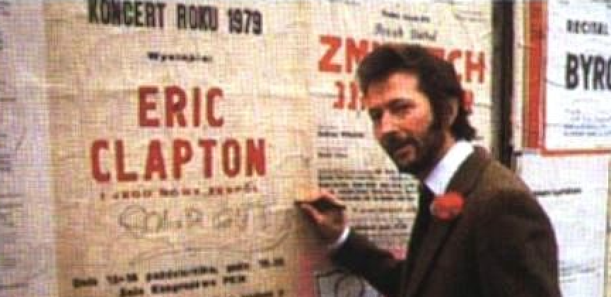 Eric Clapton podpisuje plakat z trasy po Polsce w 1979 r.