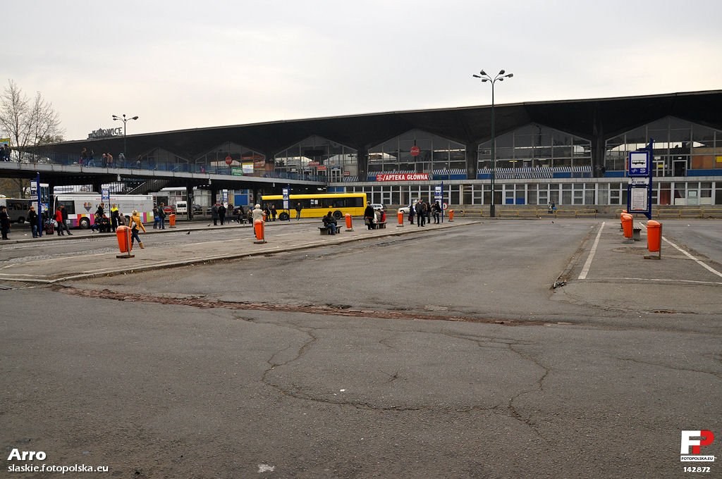 Dworzec autobusowy pod budynkiem dworca PKP w Katowicach w 2010 roku