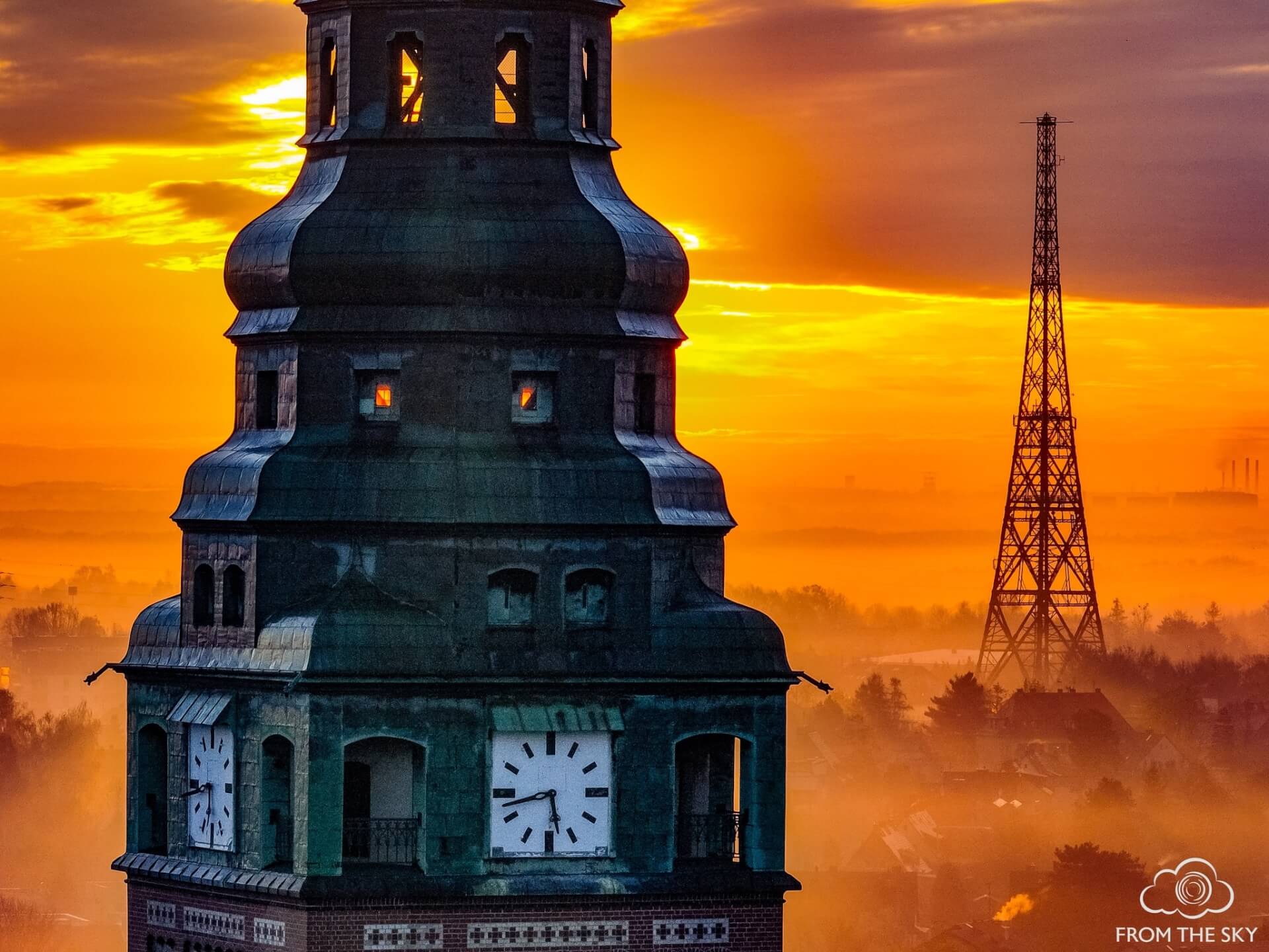 Gliwicka Radiostacja w tle wieży kościoła pw. św. Bartłomieja