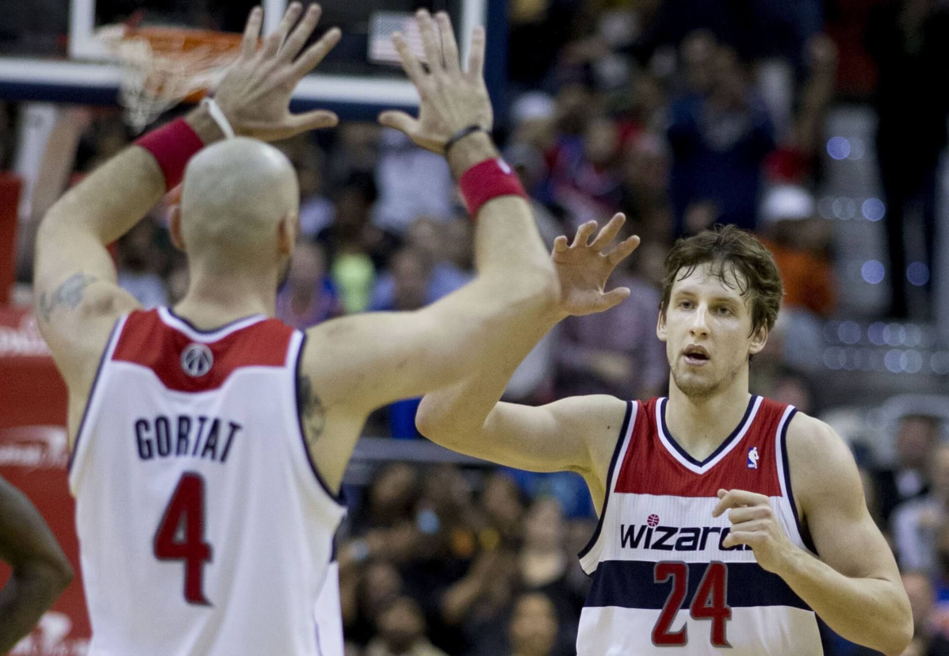 Jan Vesely z Marcinem Gortatem w Wizards.