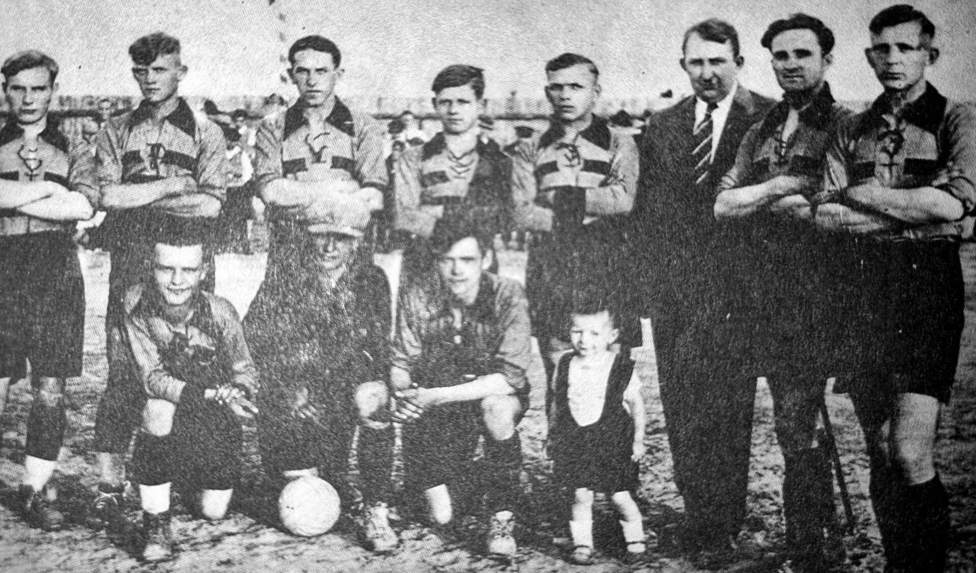 Jerzy Ziętek (trzeci od prawej) wśród zawodników Ruchu Radzionków, rok 1937