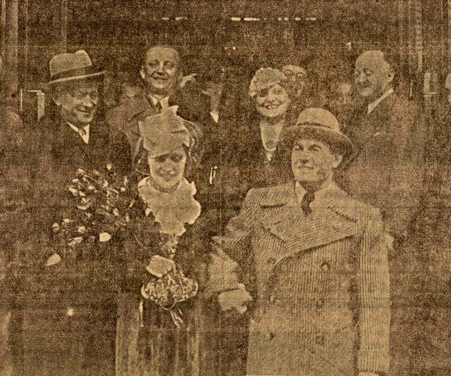 Jan Kiepura i Martha Eggerth wychodzą z katowickiego ratusza po ślubie 31 października 1936