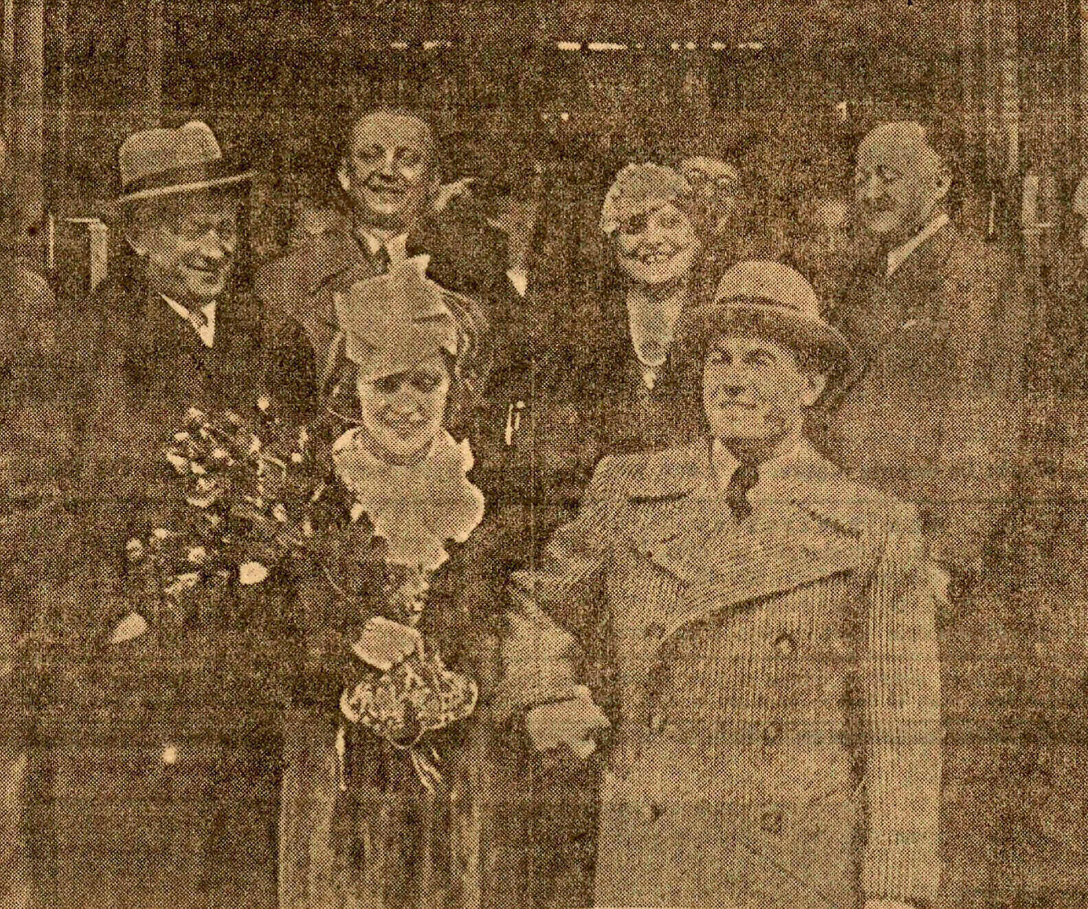 Jan Kiepura i Martha Eggerth wychodzą z katowickiego ratusza po ślubie 31 października 1936