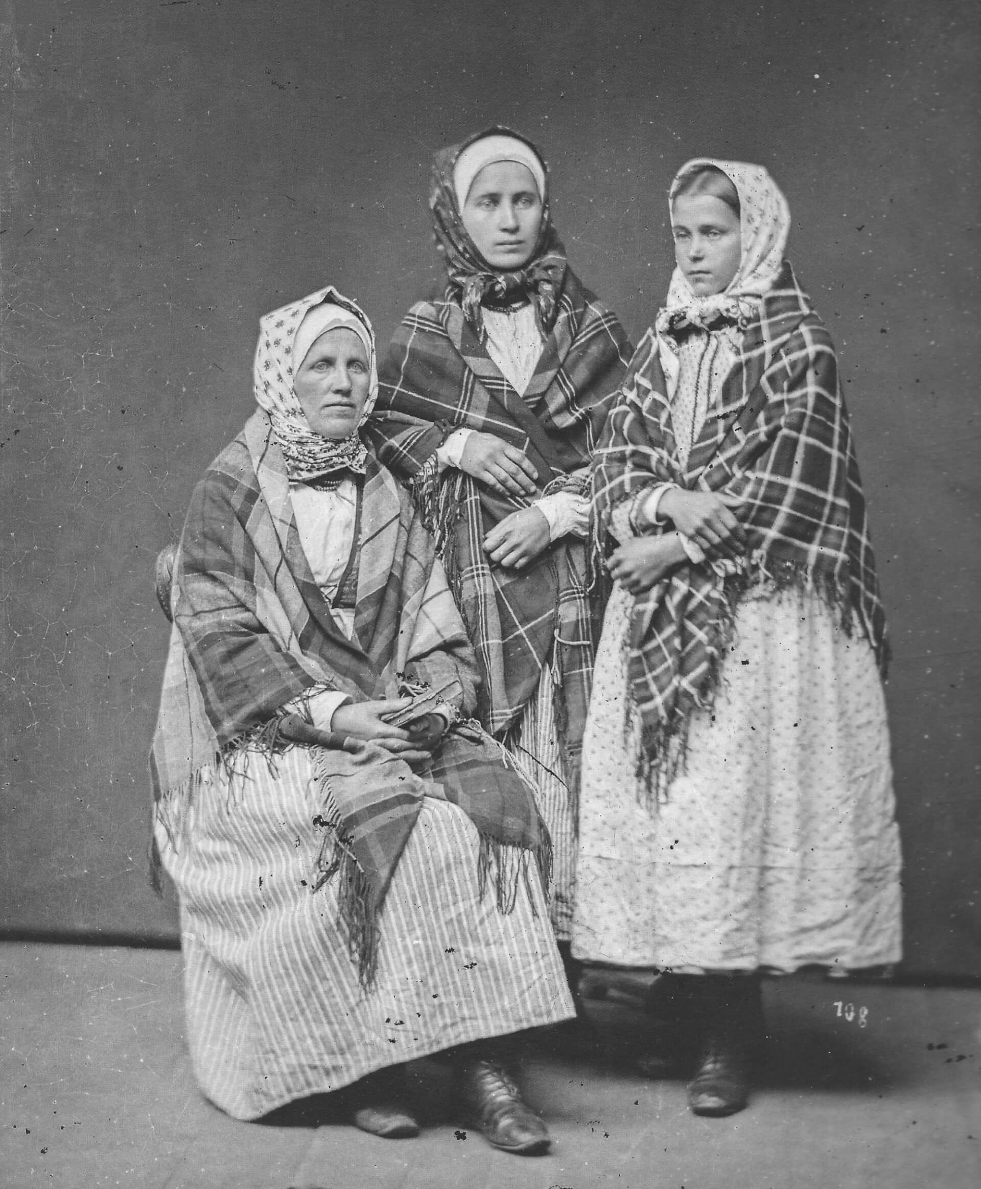 Kobiety_w_stroju_wilamowskim,_fotografia_Ignacego_Kriegera_około_1865