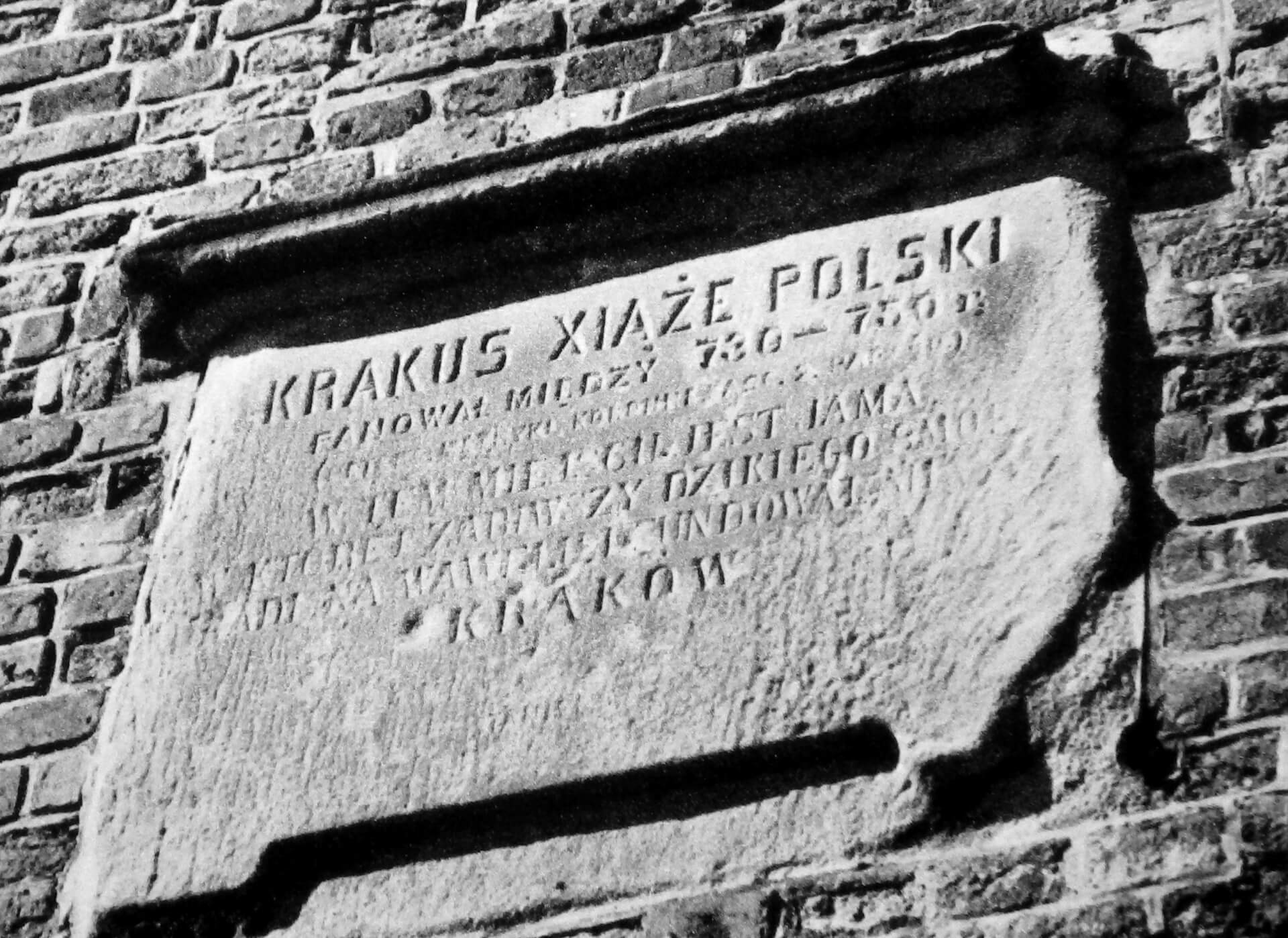 Tablica upamietniająca Kraka na murze Wawelu