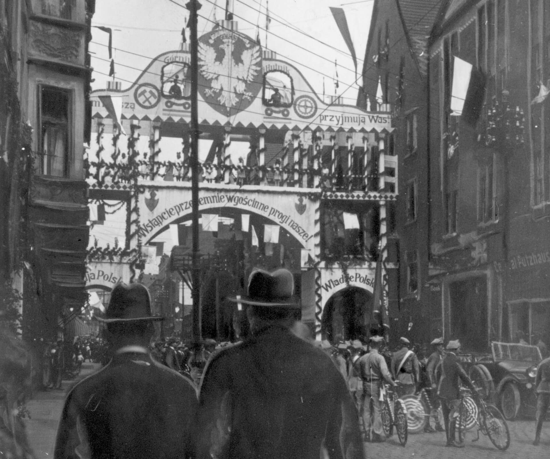 Królewska Huta. Brama powitalna w 1922 r.