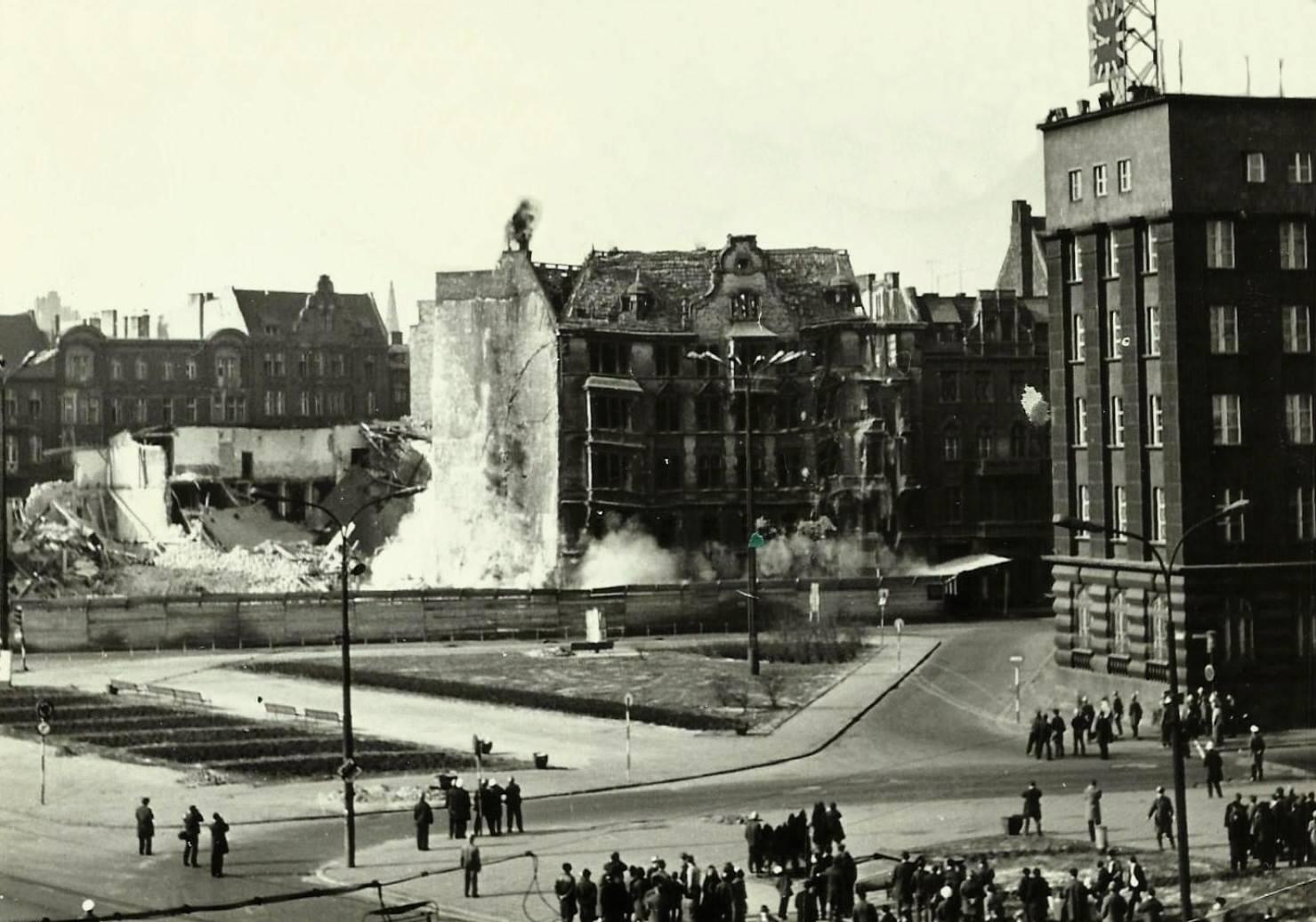 Początek lat 70. Skośnej już właściwie nie ma, zdjęcie wykonano przy okazji wyburzania końcówki Mickiewicza pod "Skarbek"