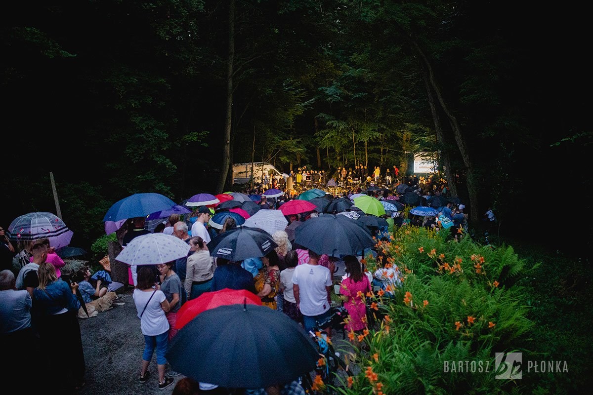 Noc muzyczna pod parasolami