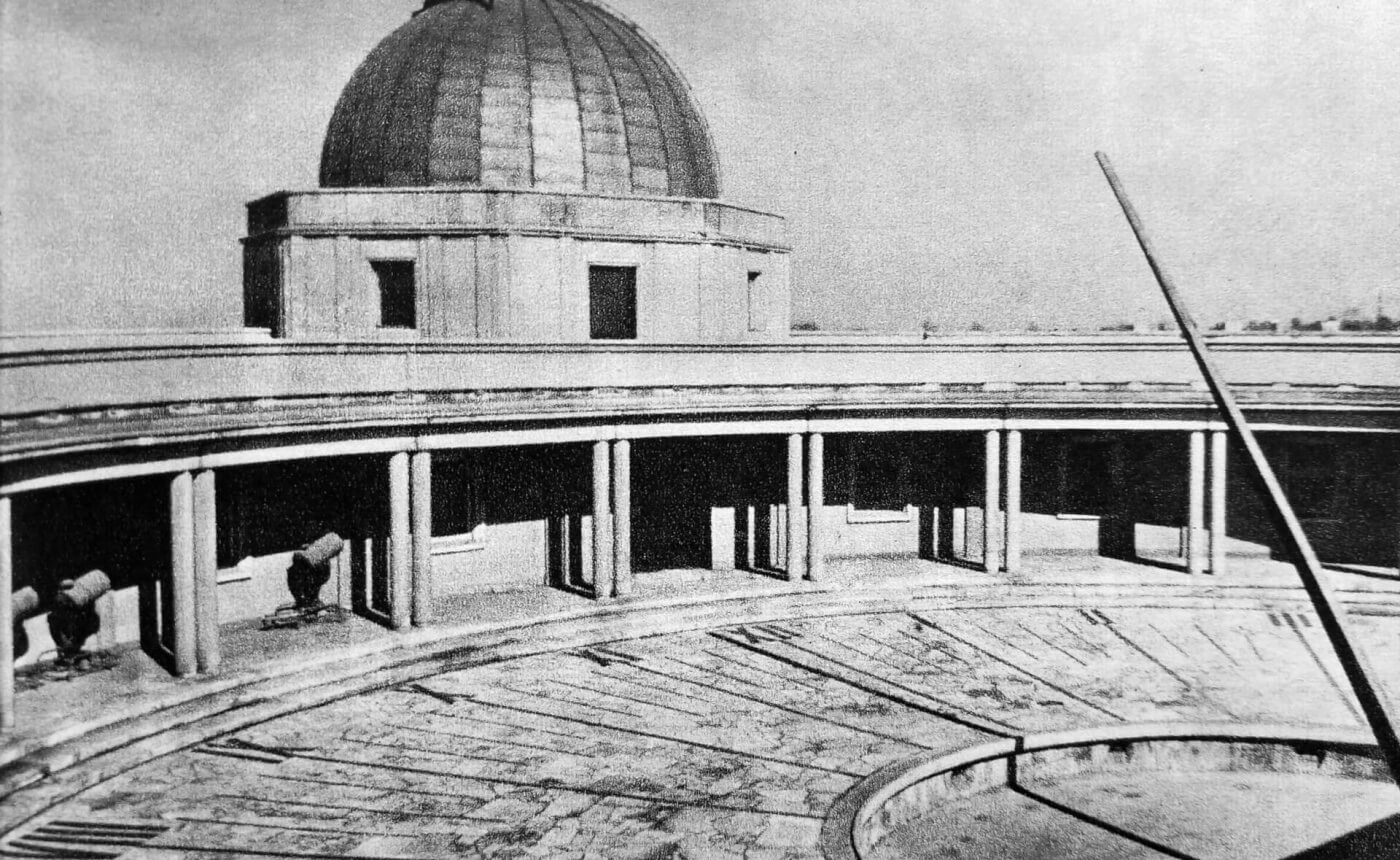 Planetarium Śląskie przed laty. W głębi wieża i kopuła obserwatorium