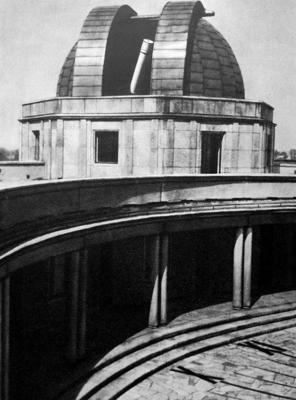 Planetarium Śląskie przed laty. Wieża obserwatorium z widocznym głównym teleskopem, 30-centymetrowym refraktorem Zeissa