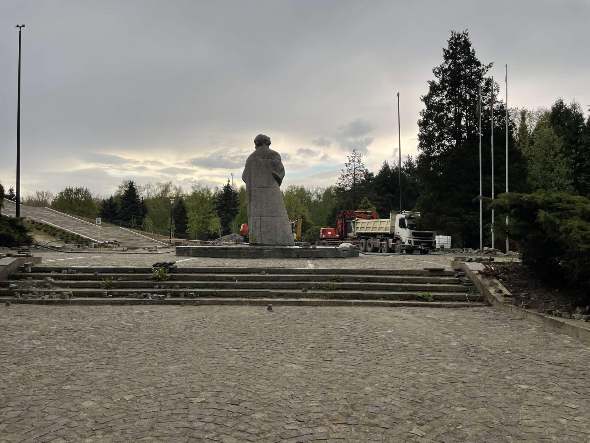 Planetarium Śląskie: pomnik Mikołaja Kopernika