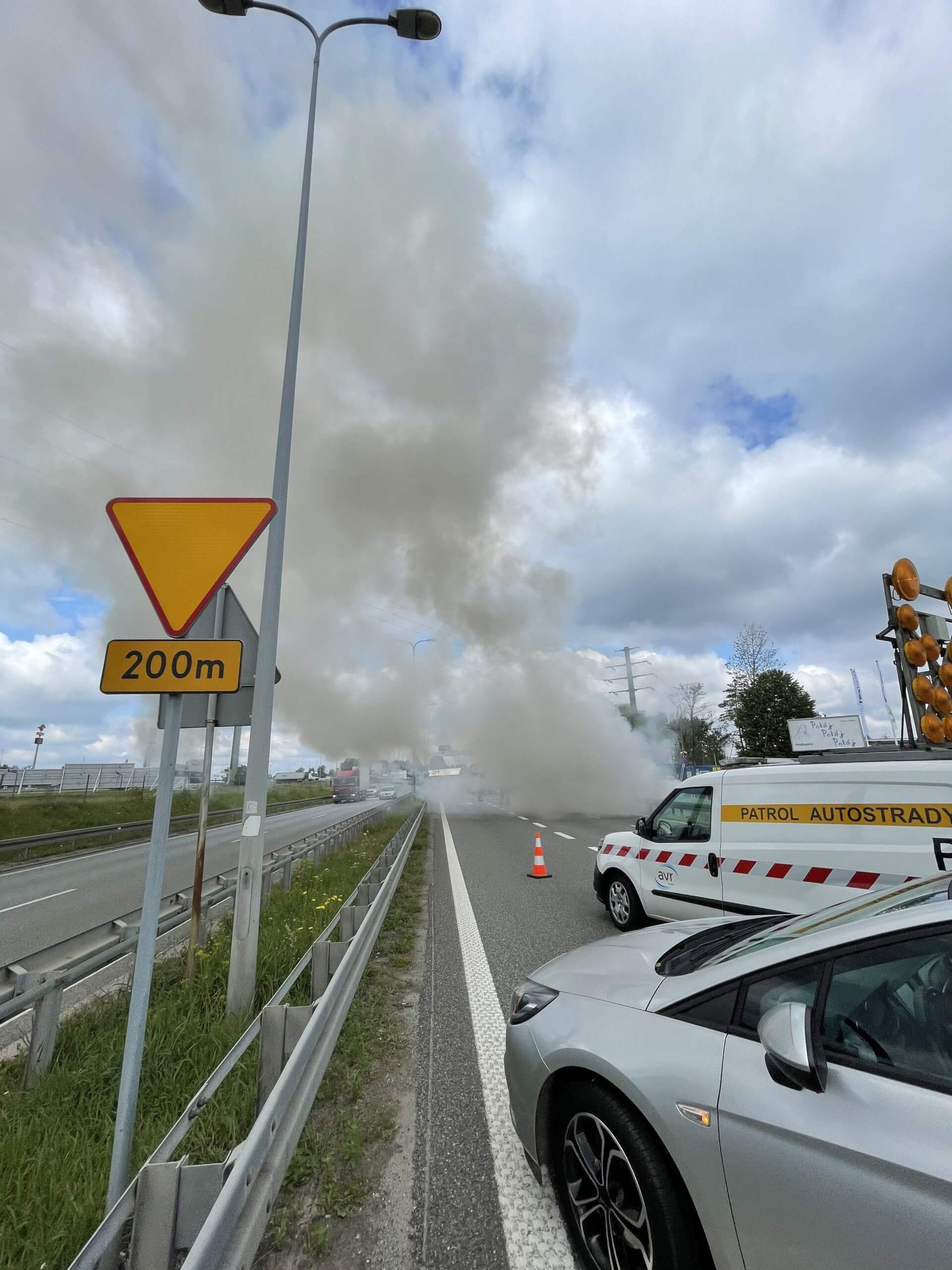 Pożar samochodu w okolicach Europy Centralnej