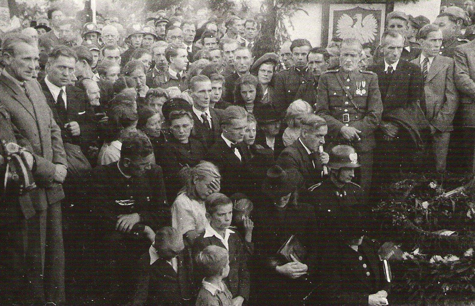 Pogrzeb zamordowanych we wrześniu 1939 w Panewnikach
