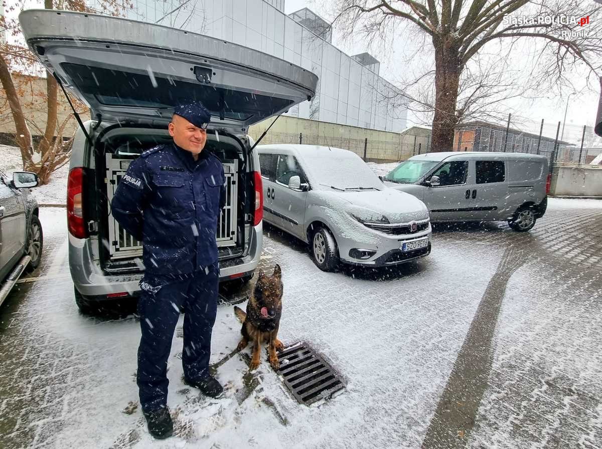 Policjant odchodzi na emeryturę wraz ze swoim towarzyszem służby