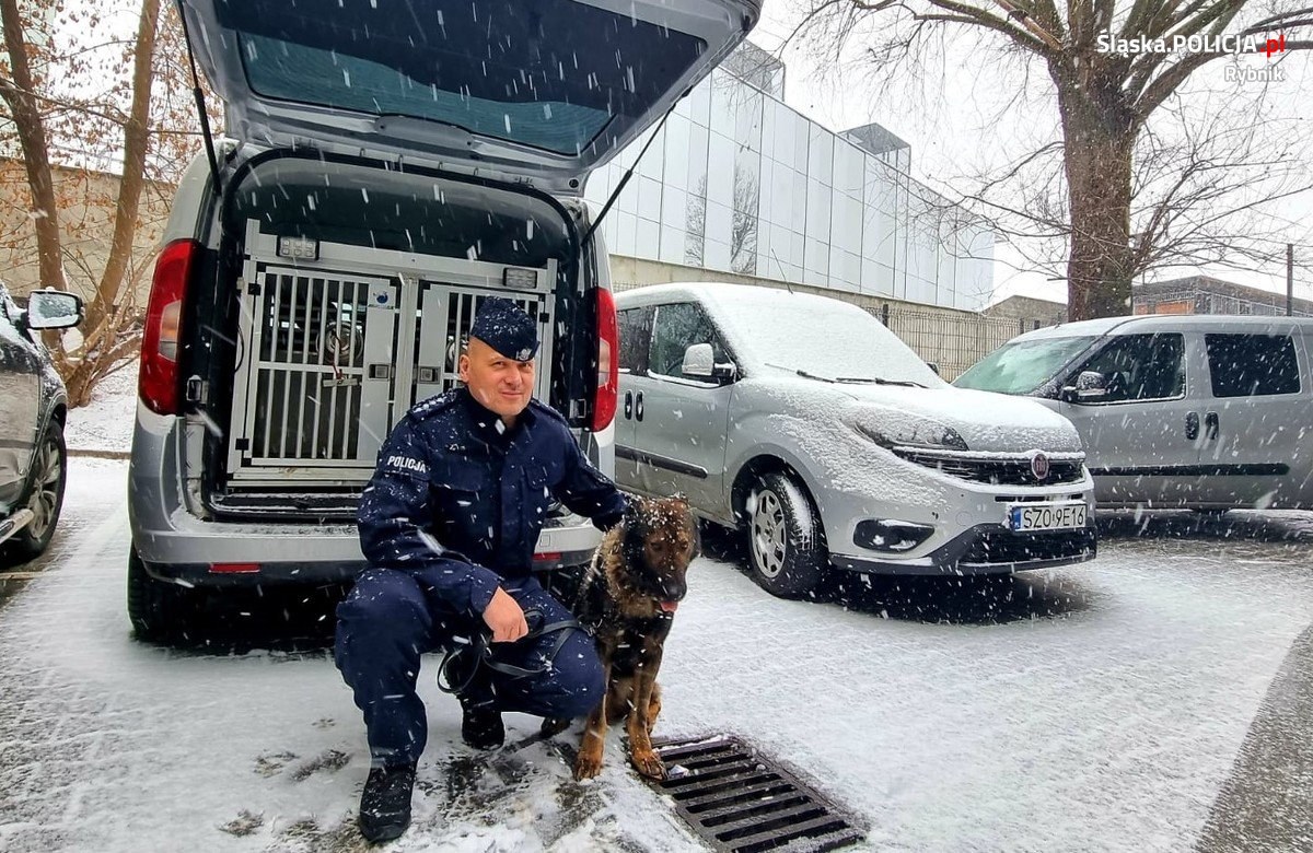 Policjant odchodzi na emeryturę wraz ze swoim towarzyszem służby