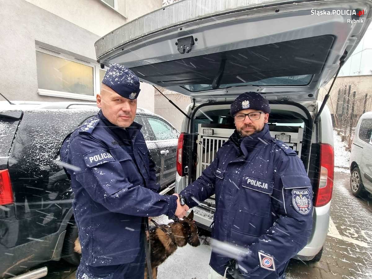 Policjant odchodzi na emeryturę wraz ze swoim towarzyszem służby