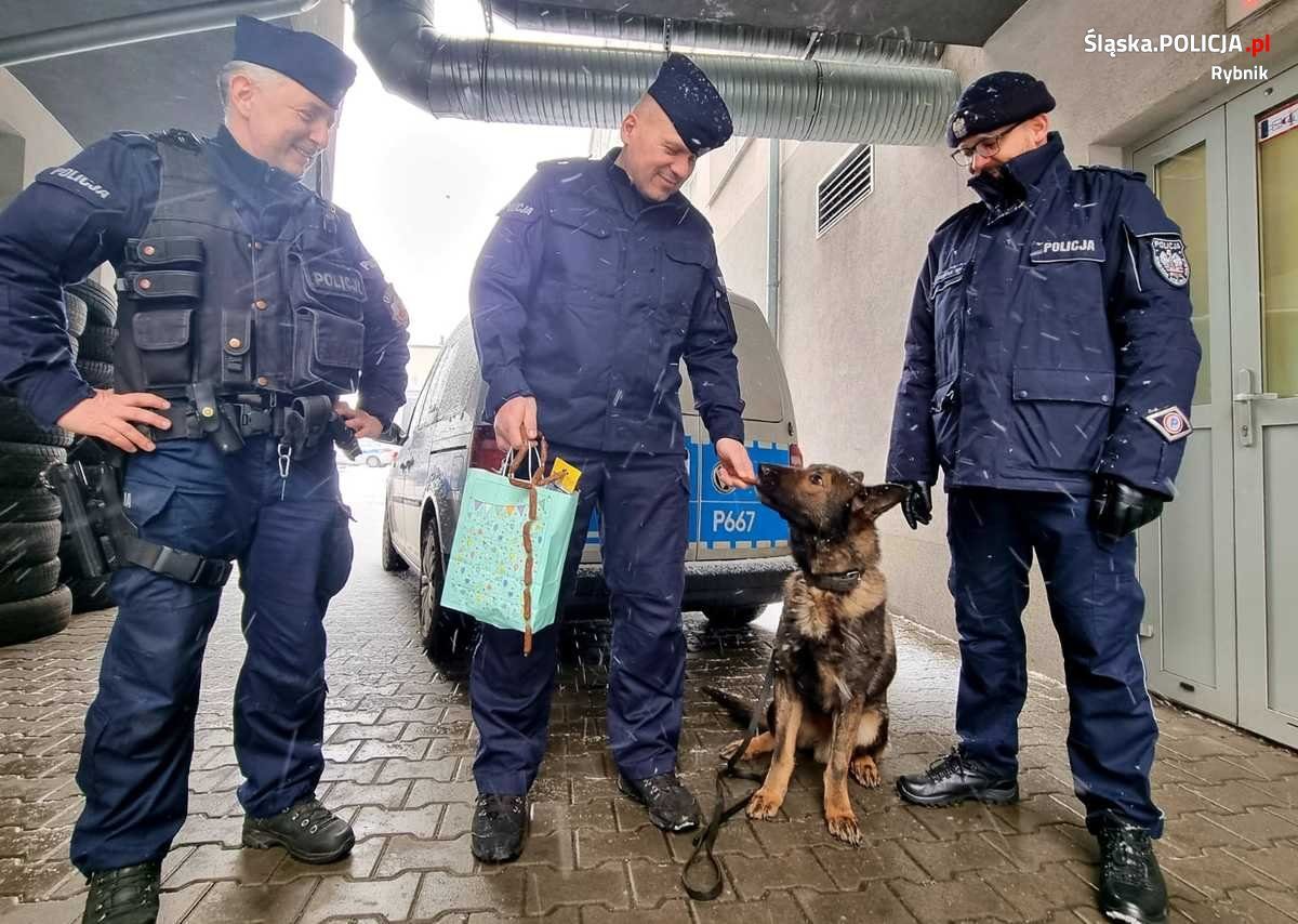 Policjant odchodzi na emeryturę wraz ze swoim towarzyszem służby