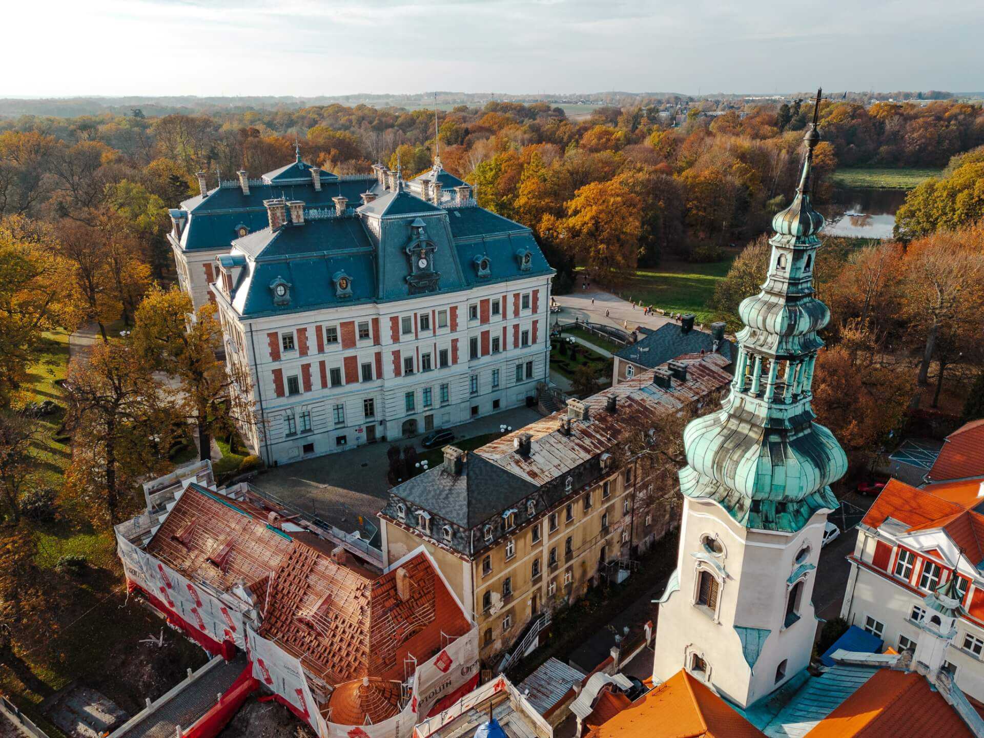 Kościół ewangelicko-augsburski i zamek.