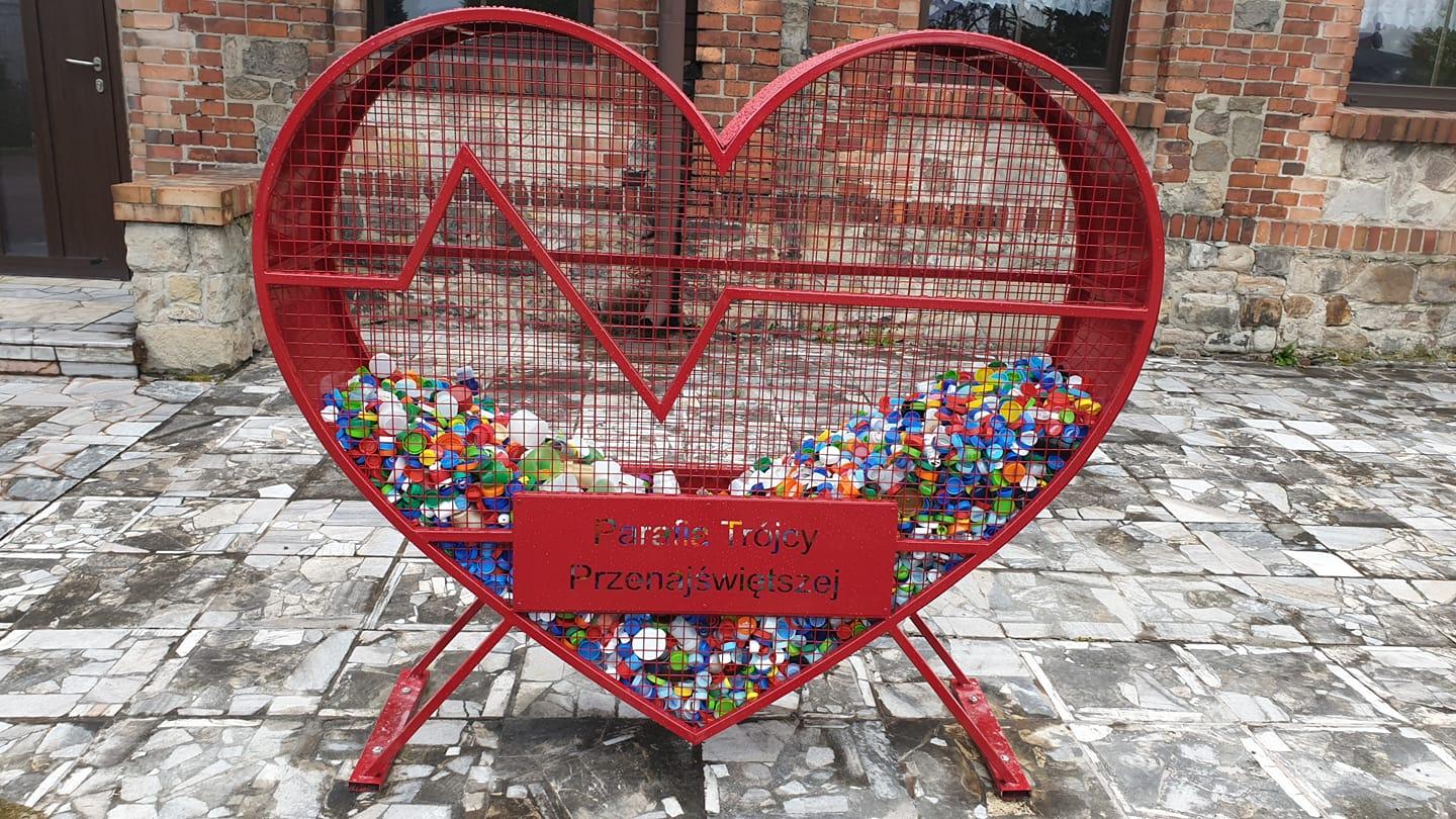 Ruda Śląska-Kochłowice. Parafia Trójcy Przenajświętszej. Kosz na zakrętki. Maj 2021.