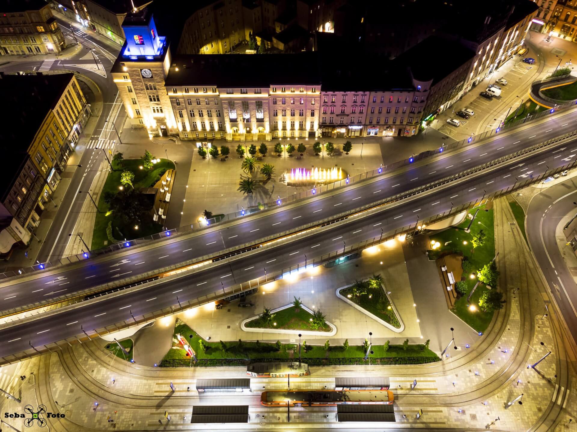 Rynek w Chorzowie z estakadą