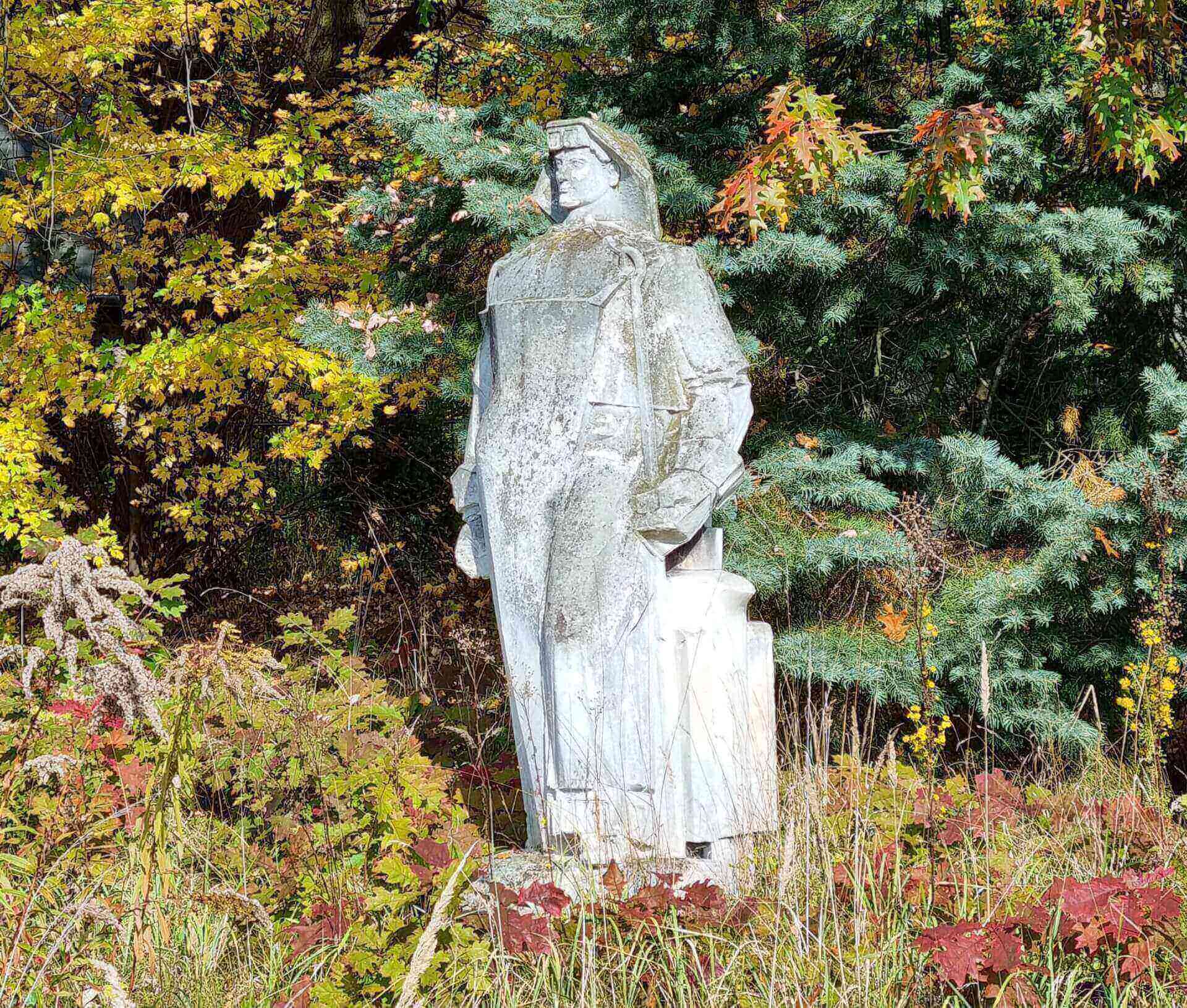 Rzeźba "Hutnik" w Parku Śląskim jesienią 2022