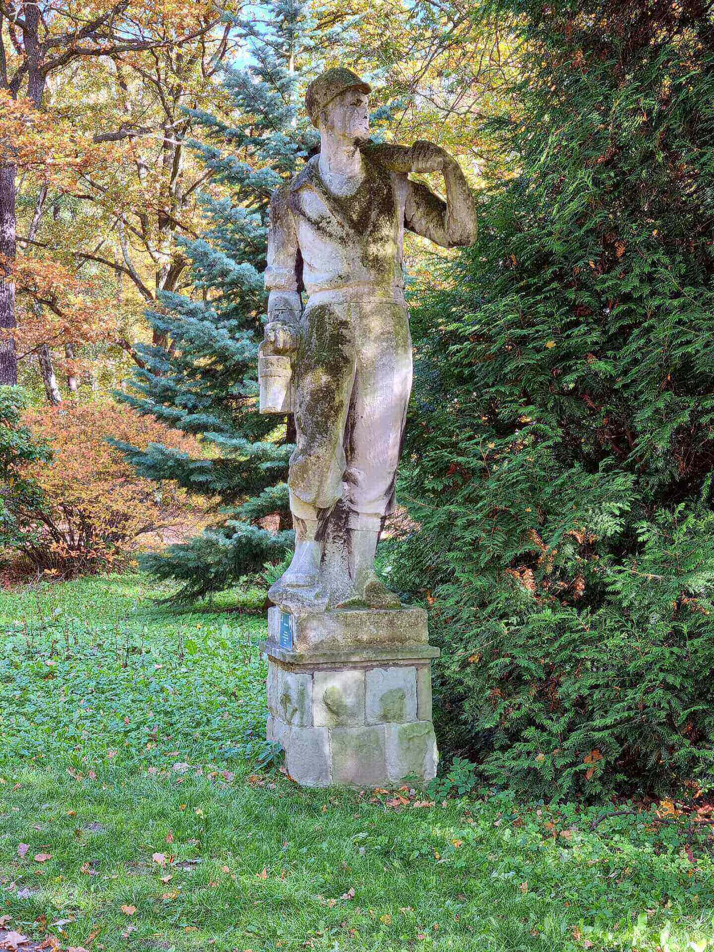 Rzeźba "Górnik" w Parku Śląskim jesienią 2022