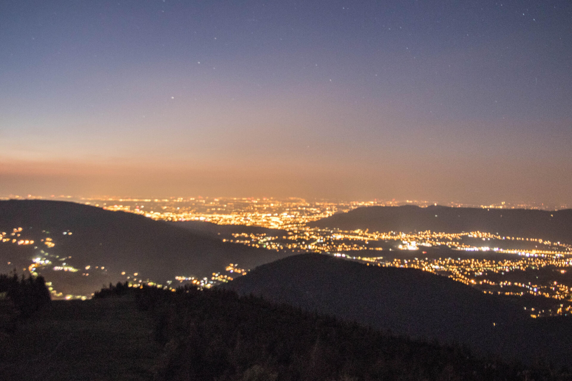 Park Krajobrazowy Beskidu Śląskiego. Widok ze Skrzycznego nocą