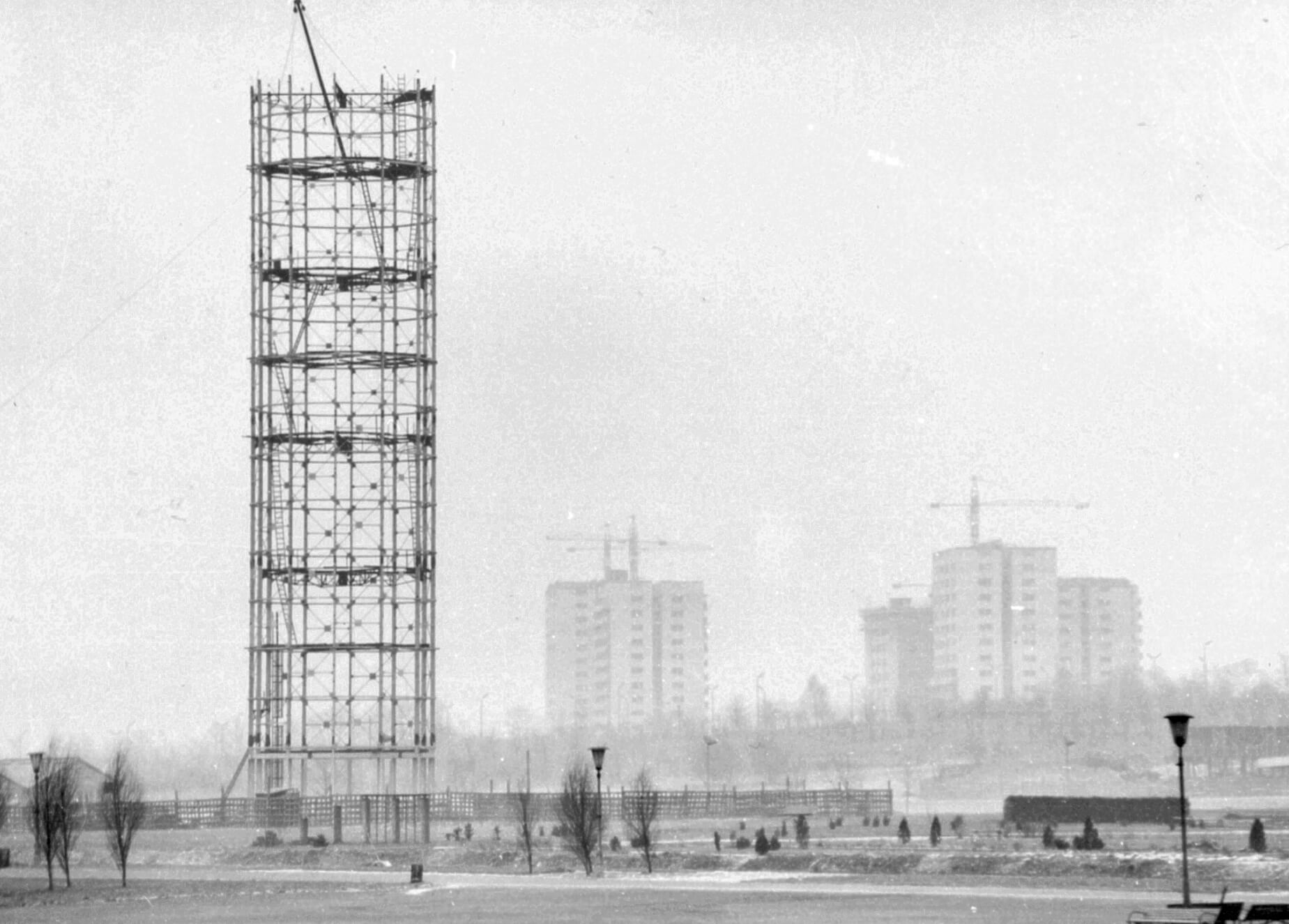 Szklarnia wieżowa w WPKiW podczas budowy