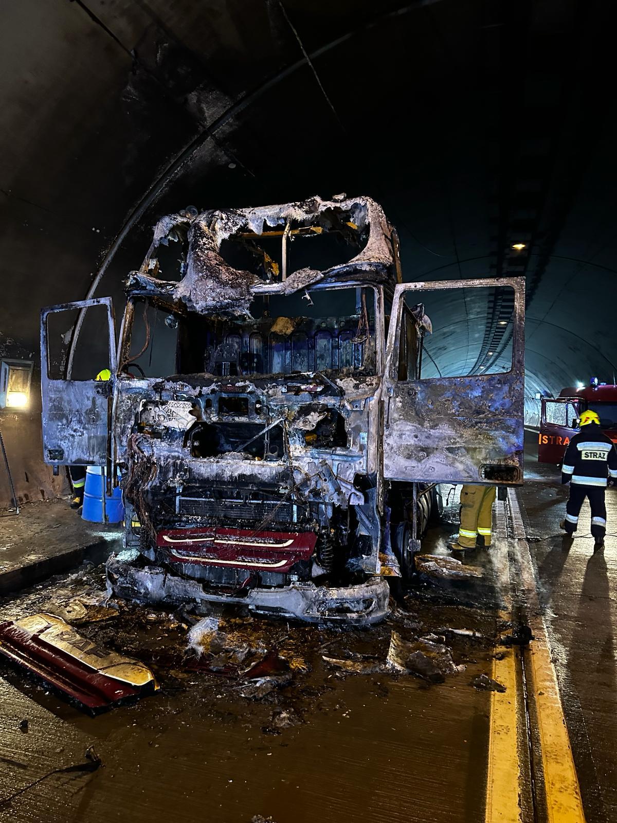 Spalona ciężarówka w tunelu w Lalikach