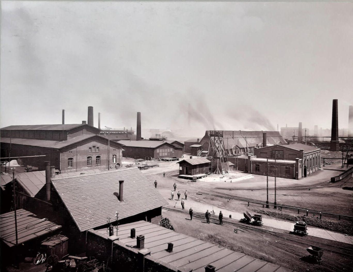 Widok na zabudowania Huty Cynku „Lydognia” oraz budynek elektrowni zakładowej Huty „Królewskiej”, 1896 r. Fot. M. Steckel wł. MH