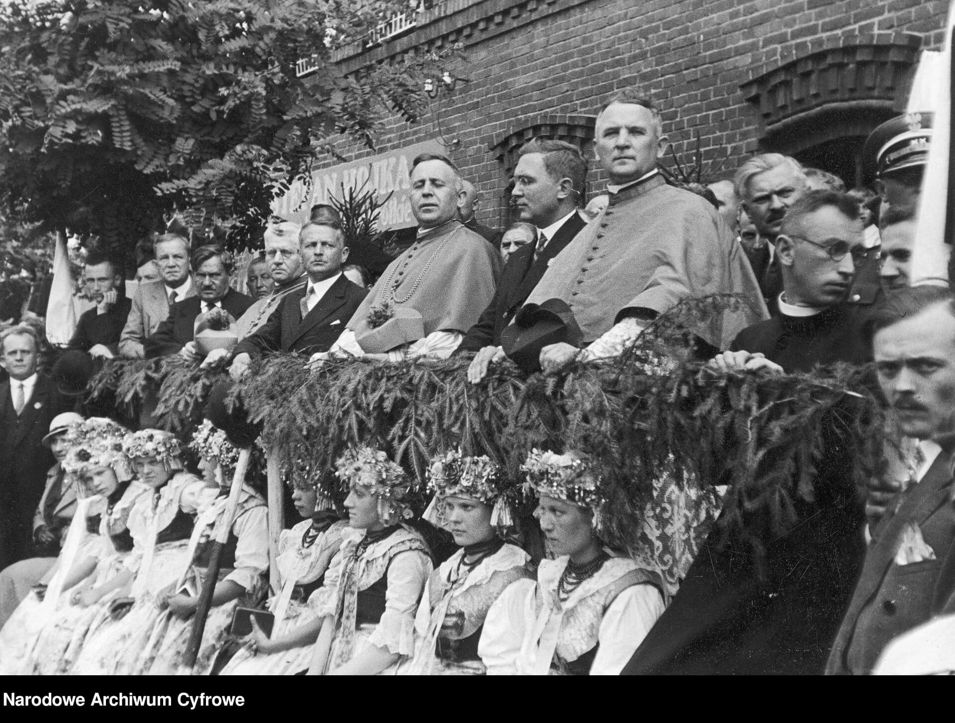 Wojciech Korfanty na trybunie honorowej w Piekarach