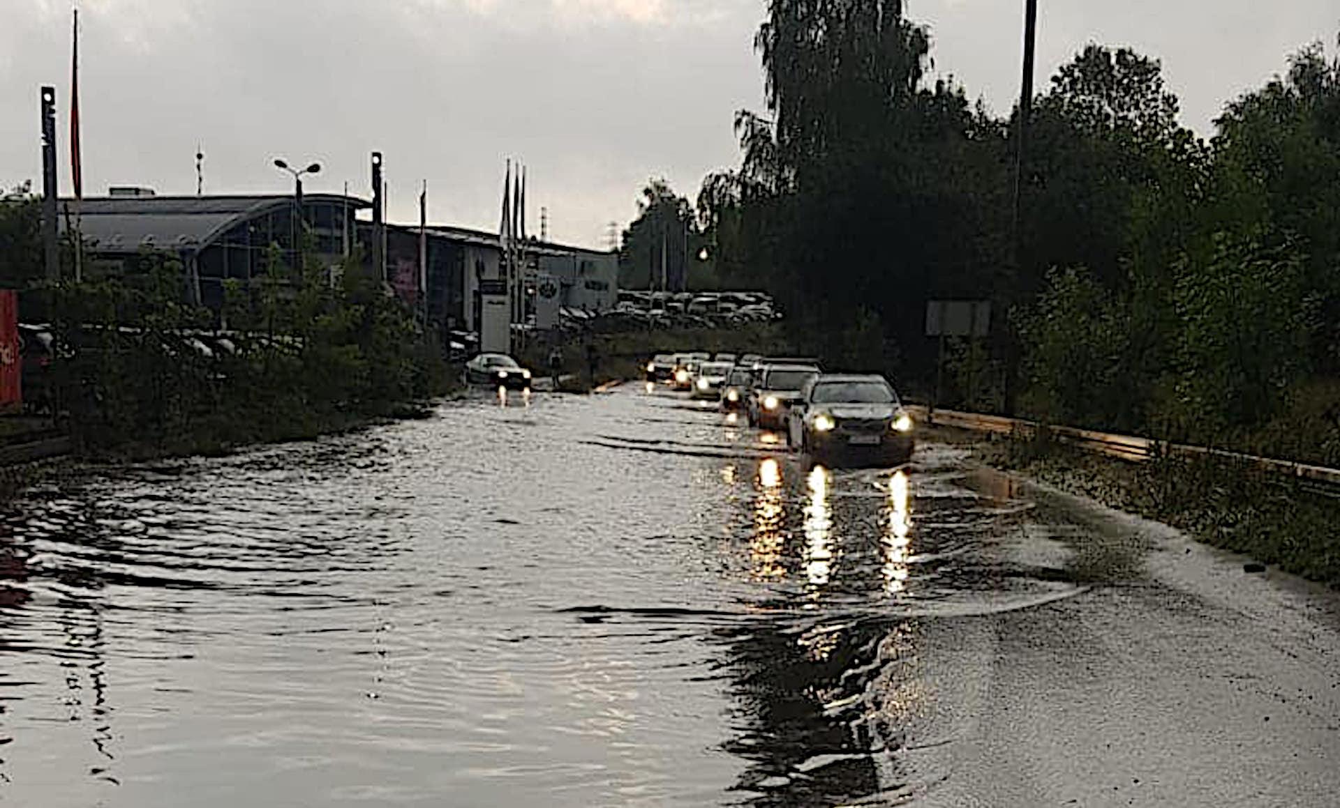 Zalana droga po ulewie w Sosnowcu