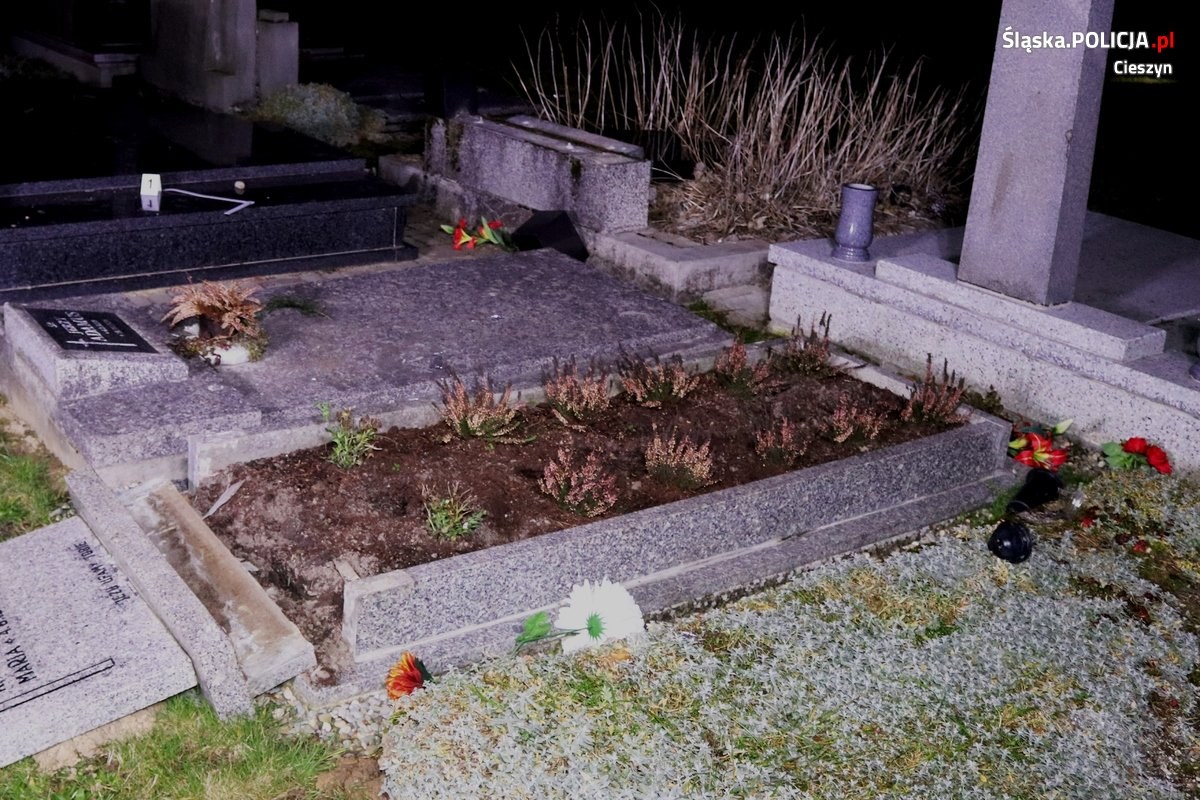 Zniszczone nagrobki na cmentarzu 1